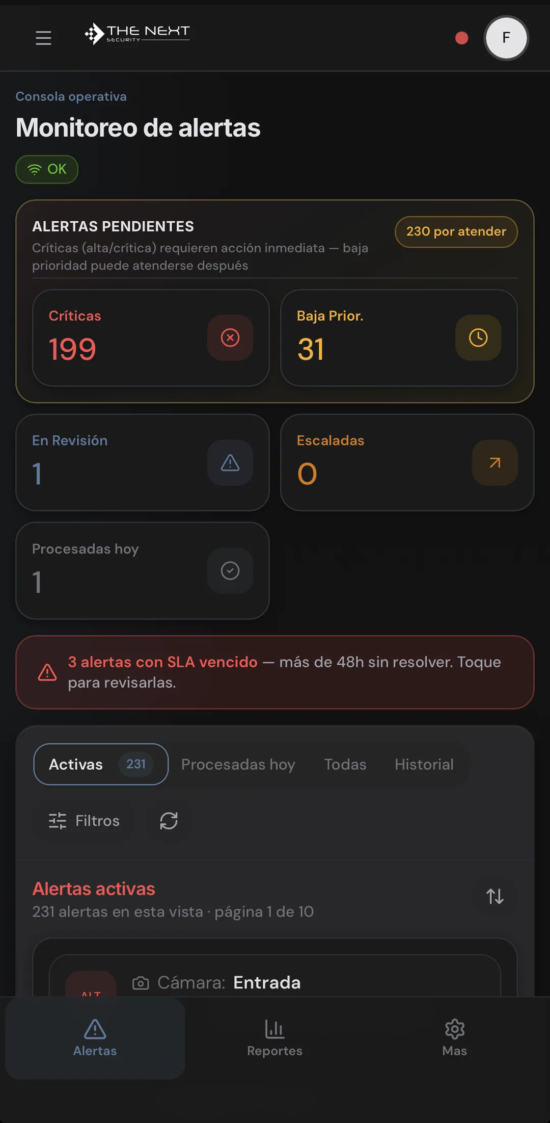 Consola de monitoreo con las alertas pendientes separadas en críticas y de baja prioridad.