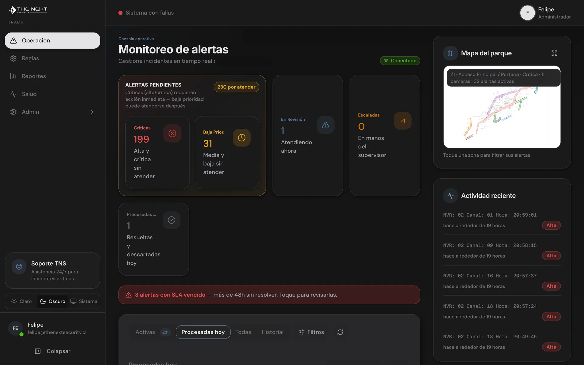 Consola de monitoreo en el computador: alertas pendientes críticas y de baja prioridad, en revisión, escaladas, plano del recinto y actividad reciente.